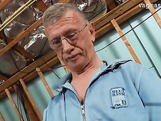 Развратная молодая блондинка хочет секса от пожилого мужчины