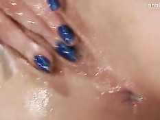 Белая брюнетка занимается лесби сексом с мулаткой Skin Diamond