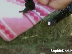 Голубоглазая сисястая шатенка Sophie Dee мастурбирует вибратором