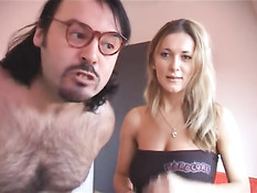 Красивая сисястая блондинка Sara Nice ублажает очкастого парня
