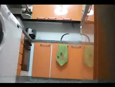 Домохозяйка в коротком платье трахается с сантехником на кухне