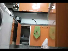 Домохозяйка в коротком платье трахается с сантехником на кухне