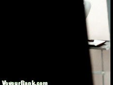 Сквозь щель в двери в кабинете гинеколога удалось заснять пизду
