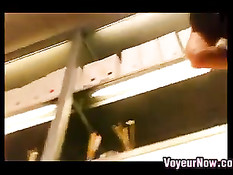 Вуайерист с видеокамерой заглядывает под юбки гуляющим девкам