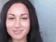Мужчина попросил молодую брюнетку сделать ему глубокий минет
