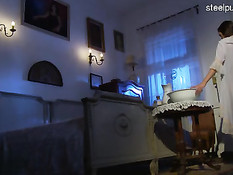 Парни заглянули в спальню к юной брюнетке и отъебали на кровати