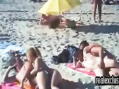 Летом на нудистском пляже можно встретить занимающихся сексом