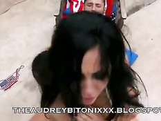 Грудастую брюнетку Audrey Bitoni оттрахали в киску возле бассейна