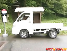 Возбуждённый японец отодрал шалаву на остановке и в грузовичке