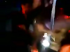 Парни трогают за волосатую пизду танцующую у шеста стриптизёршу