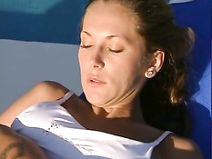 Горячая Sara Nice ебётся с бойфрендом на лежаке возле бассейна
