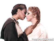 Темнокожая лесбиянка Skin Diamond лижет клитор белой Penny Pax