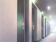 Грудастую хентай брюнетку в вагоне лапают похотливые мужчины