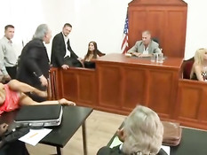 Присутствующие в зале суда девки занимаются сексом с мужчинами