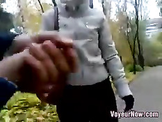 Женщины дрочат своим мужчинам члены на пляжах и в транспорте