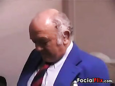 Пожилой мужчина дал отсосать член и отодрал зрелую даму в очках