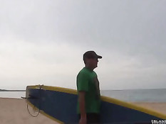 Голубой мужчина дрочит свой член после катания по морю на доске
