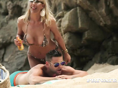 Зрелая блондинка с тату Lana Vegas трахается с мужчиной на пляже