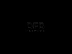 Похотливая пожилая блондинка ебётся на кровати с чёрным парнем