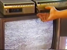 Молодые ребята трахают развратных зрелых женщин в ретро порно
