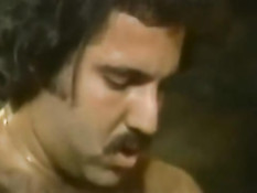 Ретро порно актёр Ron Jeremy ебёт знойную мулатку Jeannie Pepper