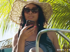 Белый мужик ебёт на улице горячую сисястую мулатку Bethany Benz