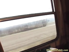 Загорелый паренёк оттрахал в своём купе в поезде двух брюнеток