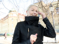 Секс с блондинкой Karol Lilien в стеклянной кабинке на набережной