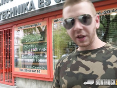 Он снял на улице и отымел в стеклянном доме 27-летнюю брюнетку