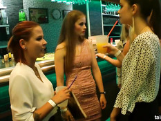 Роскошные девушки раздевают и ласкают друг друга в секс клубе