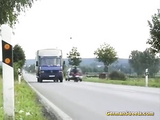 Блондиночка села к парням в грузовик и получила сразу два члена
