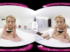Блондинка Cherry Kiss дрочит парню пенис в ролике для 3D очков