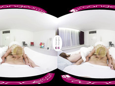 Блондинка Cherry Kiss дрочит парню пенис в ролике для 3D очков