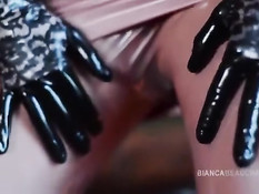 Красотка с красными волосами Bianca Beauchamp позирует в латексе