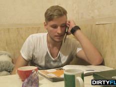 Привязал к батарее девку с повязкой на глазах и предложил другу