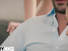 Небритый мужик оттрахал на кровати Jaye Summers и Jillian Janson