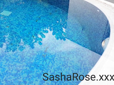 Юная брюнетка Sasha Rose мастурбирует на лежаке возле бассейна