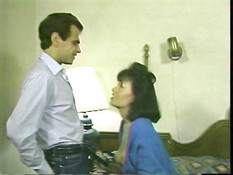 Брюнетка с волосатой киской оттрахана на кровати в пизду и задницу