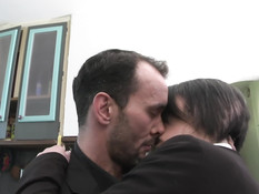 Мужчина отпердолил сиськастую французскую женщину на кухне в анал
