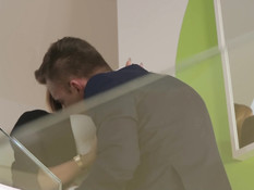 Молодой любовник угостил даму вином и оттрахал во взмокшую киску