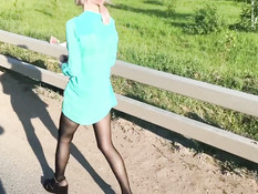 Сексуальная русская красотка завела парня в лес и высосала сперму