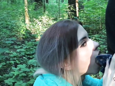 Сексуальная русская красотка завела парня в лес и высосала сперму