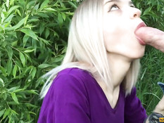 Светловолосая русская тёлка в кустах выдрочила сперму себе на лицо