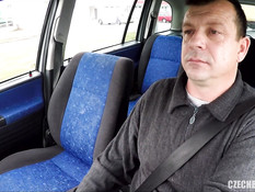 Он привёз молодую шлюшку в поле и отодрал в анал в своём автомобиле