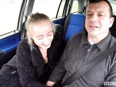 Он привёз молодую шлюшку в поле и отодрал в анал в своём автомобиле