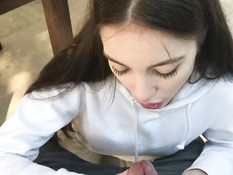 Кареглазая русская девушка отсасывает член у сидящего на стуле парня