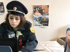 Парень отымел на рабочем столе в пизду грудастую русскую полицейскую
