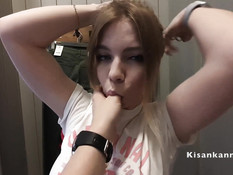 Русская девица с вибратором в пизде сосёт член в примерочной кабинке