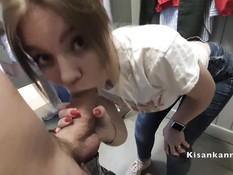 Русская девица с вибратором в пизде сосёт член в примерочной кабинке