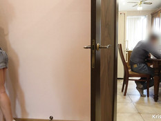 Бесстыжая молодая блондинка трахается с парнем возле работающего отца